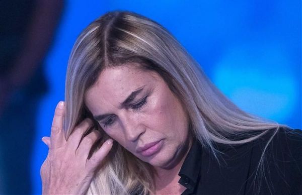 LORY DEL SANTO “MIO FIGLIO SI E’ TOLTO LA VITA”