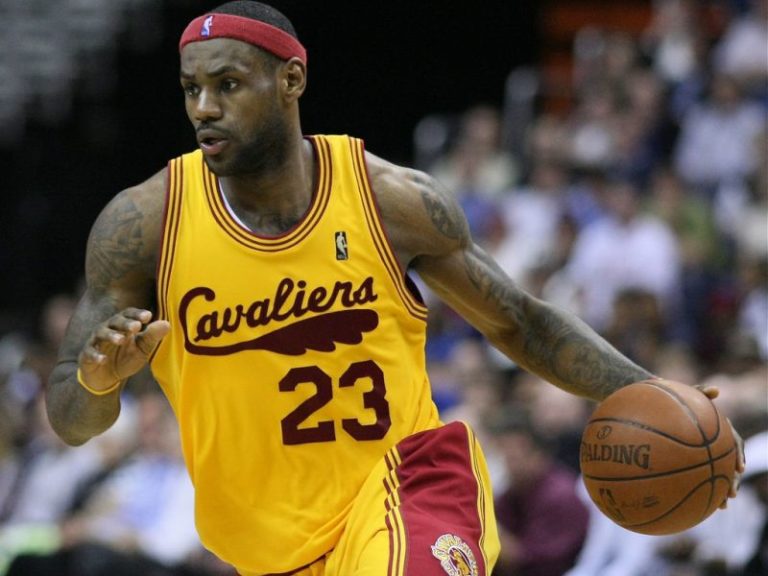 LEBRON JAMES DEVASTANTE, CAVS BATTONO CELTICS