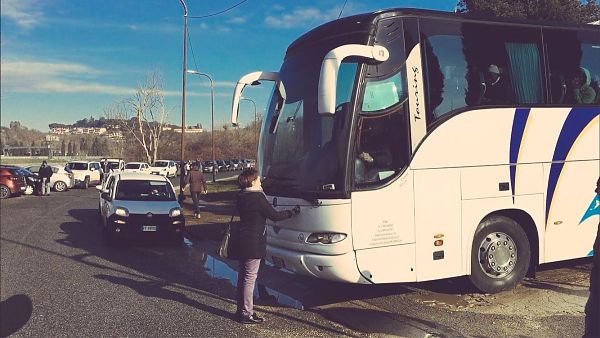 TENSIONE A CASTELNUOVO, DEPUTATA BLOCCA PULLMAN