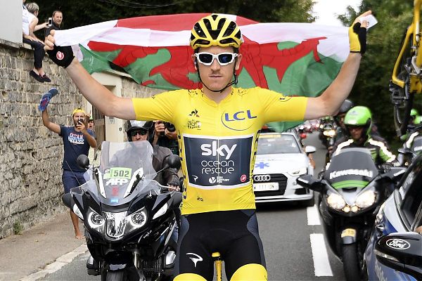 Thomas-con-bandiera-Galles