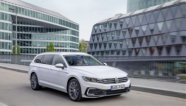 Volkswagen-Nuova-Passat-GTE_DB2019AU00613