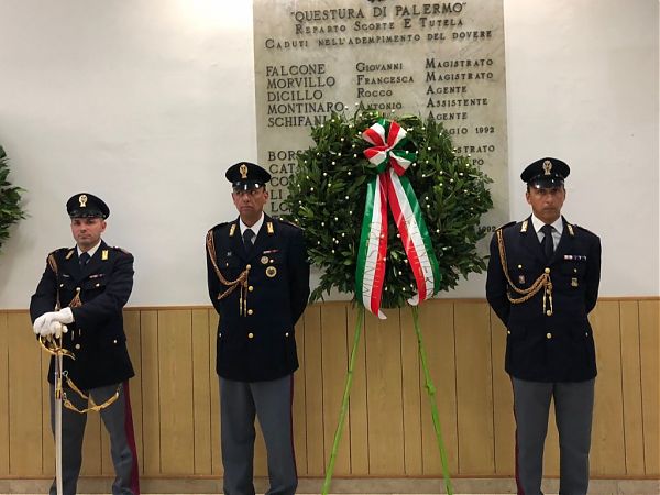 VIA D’AMELIO, CAPO POLIZIA DEPONE CORONA FIORI