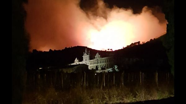 INCENDIO NEL PISANO, CENTINAIA DI SFOLLATI