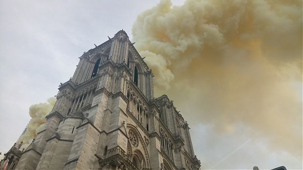 MACRON “RICOSTRUIREMO NOTRE DAME ENTRO 5 ANNI”