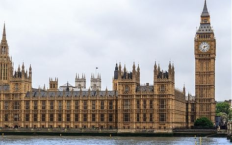 LONDRA, AUTO CONTRO SEDE PARLAMENTO
