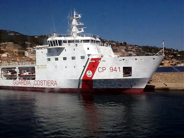 LA DICIOTTI A CATANIA MA NESSUNO SBARCO