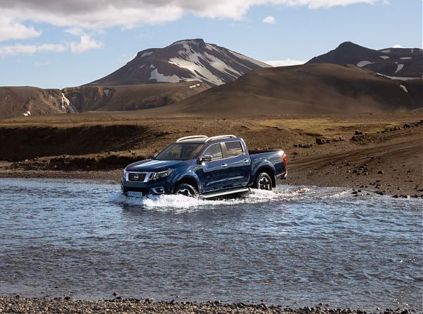 nissan-navara-double-cab-blue-iceland-dynamic-offroad-11
