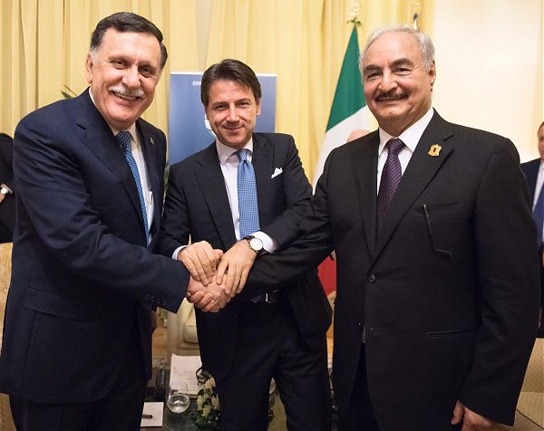 stretta-mano-haftar-sarraj