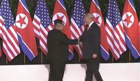 STORICA STRETTA DI MANO TRUMP-KIM