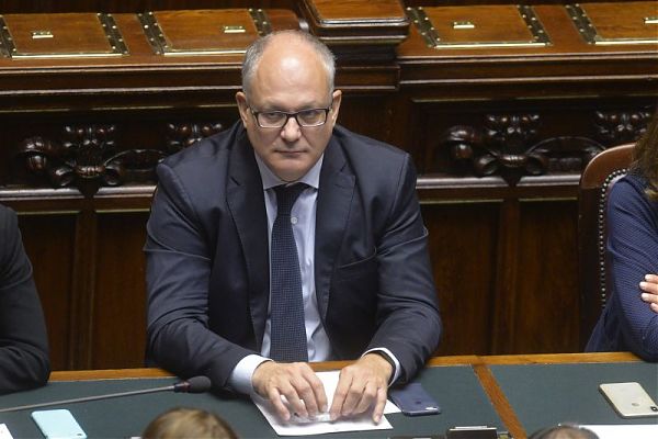 MANOVRA, GUALTIERI “NON FAREMO TAGLI SU SCUOLA, SANITÀ E UNIVERSITÀ”