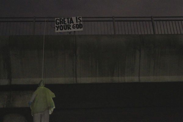 ROMA, MANICHINO DI GRETA THUNBERG APPESO SOTTO UN PONTE