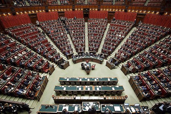 IL TAGLIO DEI PARLAMENTARI È LEGGE