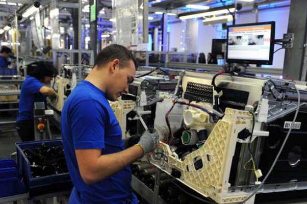 LA PRODUZIONE INDUSTRIALE AD AGOSTO IN NETTO CALO SU BASE ANNUA