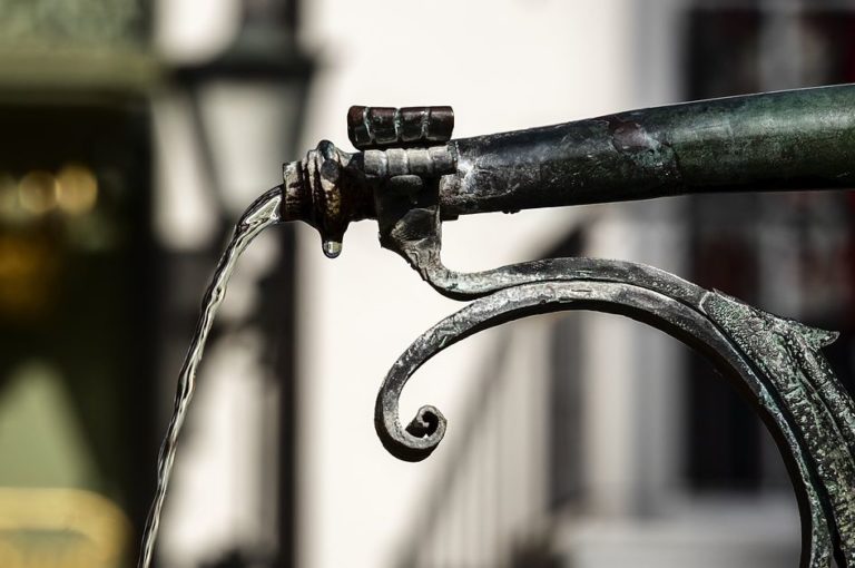 ACQUA, INVESTIMENTI IN CRESCITA MA IL SUD È ANCORA INDIETRO