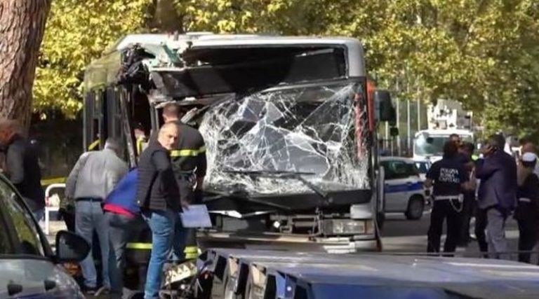 BUS CONTRO UN ALBERO A ROMA, 29 FERITI