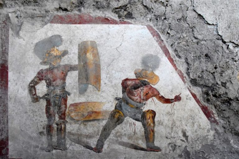 A POMPEI EMERGE L’AFFRESCO DEI GLADIATORI COMBATTENTI