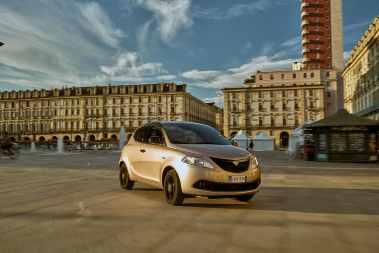 CON MONOGRAM, YPSILON MANTIENE ELEGANZA