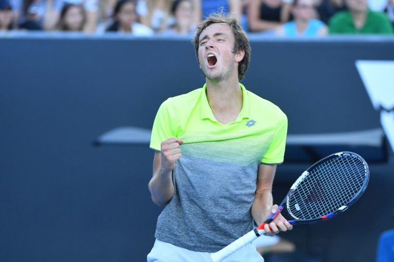 ZVEREV REGGE UN SET, MEDVEDEV VINCE A SHANGHAI