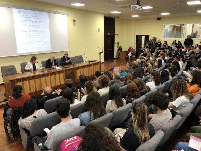 AL VIA I CORSI DI STUDIO DEL DIPARTIMENTO DI SCIENZE POLITICHE