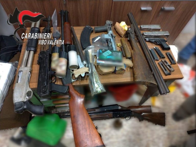 UN ARSENALE DA GUERRA IN UN’ABITAZIONE DI VIBO VALENTIA