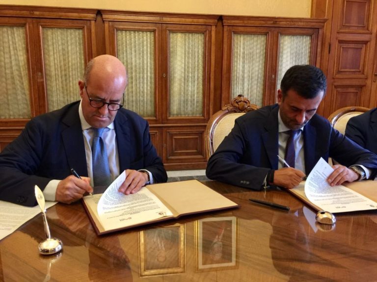 ENEL ILLUMINA LA MURAGLIA DELLA CITTÀ VECCHIA A BARI