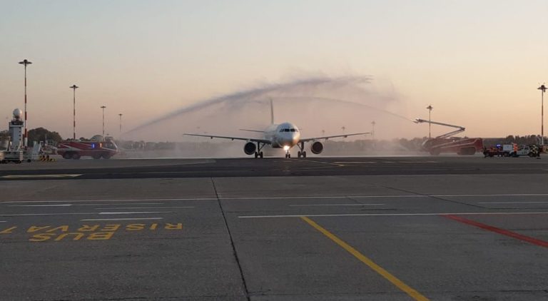 LINATE, ATTERRATO PRIMO VOLO DOPO RESTYLING SCALO