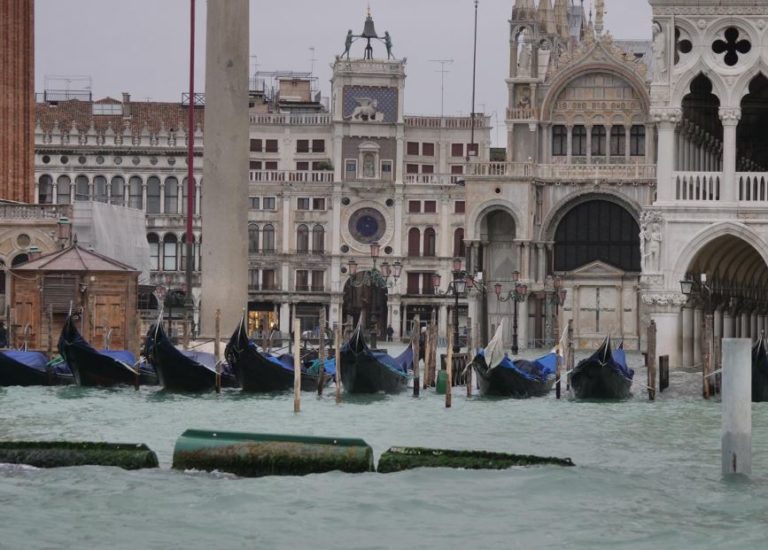 A VENEZIA ATTESO NUOVO PICCO DELLA MAREA, CHIUSA PIAZZA SAN MARCO