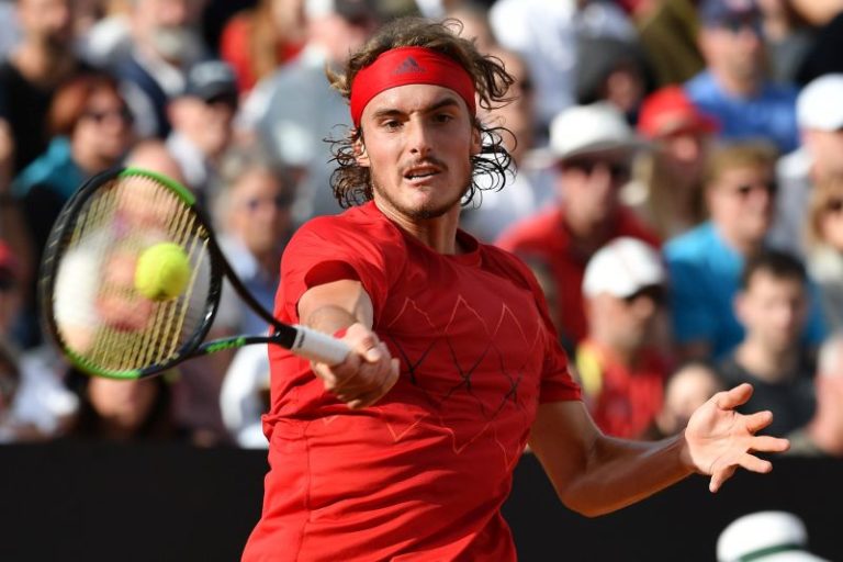 Tsitsipas in semifinale a Parigi contro Djokovic