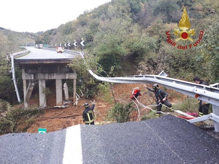 FRANA FA CROLLARE VIADOTTO DELLA A6