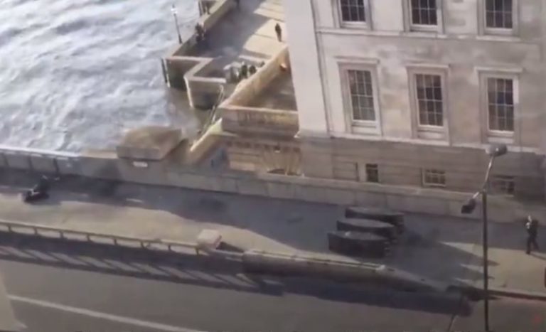 TORNA IL TERRORE SUL LONDON BRIDGE, 3 MORTI TRA CUI L’AGGRESSORE