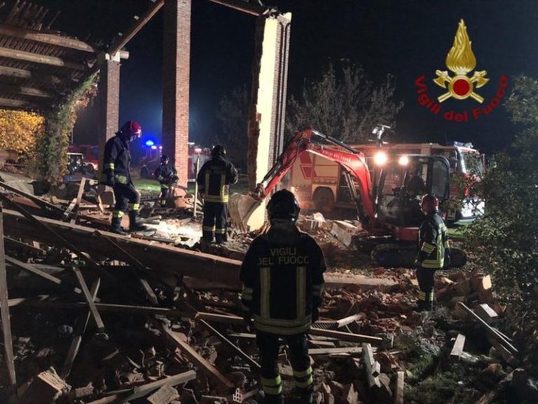 ESPLODE UNA PALAZZINA, MORTI TRE VIGILI DEL FUOCO