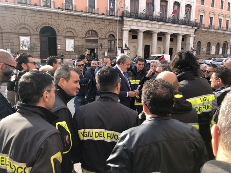 EMILIANO INCONTRA I VIGILI DEL FUOCO IN SCIOPERO