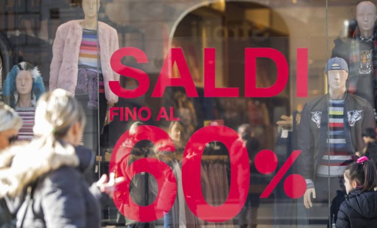 Via libera in commissione a inizio saldi il 12 gennaio