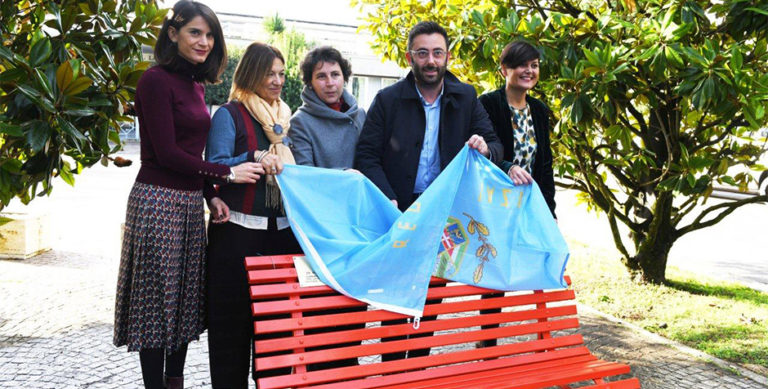 VIOLENZA SULLE DONNE, DUE PANCHINE ROSSE ALLA PISANA