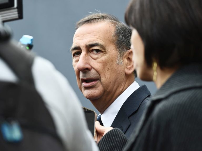 MILANO, STRETTA SUL FUMO ALLE FERMATE DEI MEZZI