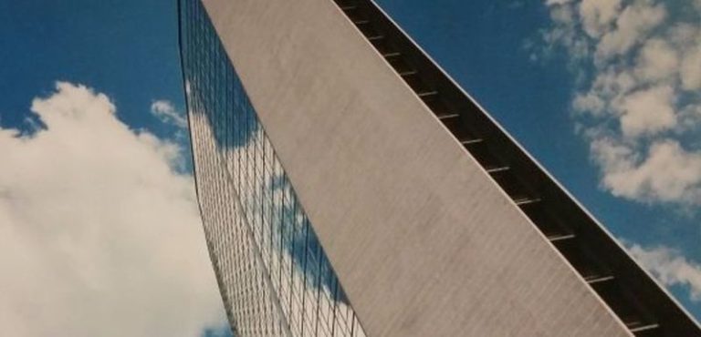 PALAZZO PIRELLI ILLUMINATO PER IL PICCOLO BERISHA