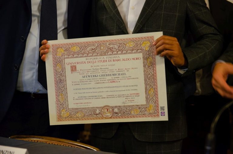 RETTORE CONSEGNA PERGAMENA A STUDENTE LAUREATO RIFUGIATO