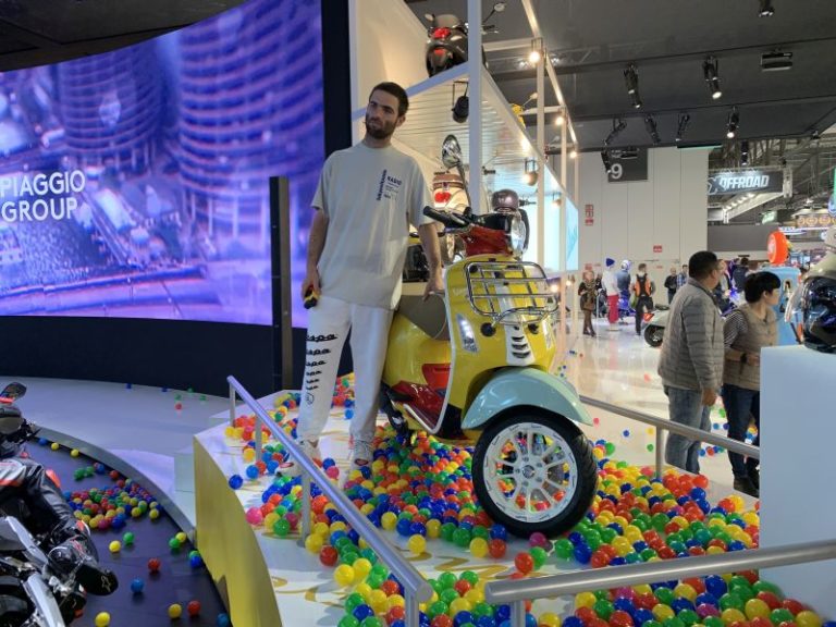 SEAN WOTHERSPOON FIRMA EDIZIONE SPECIALE DI VESPA