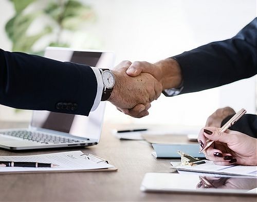 FERRERO, INTESA, ENI, ENEL E FS TRA AZIENDE PREFERITE DAI MANAGER