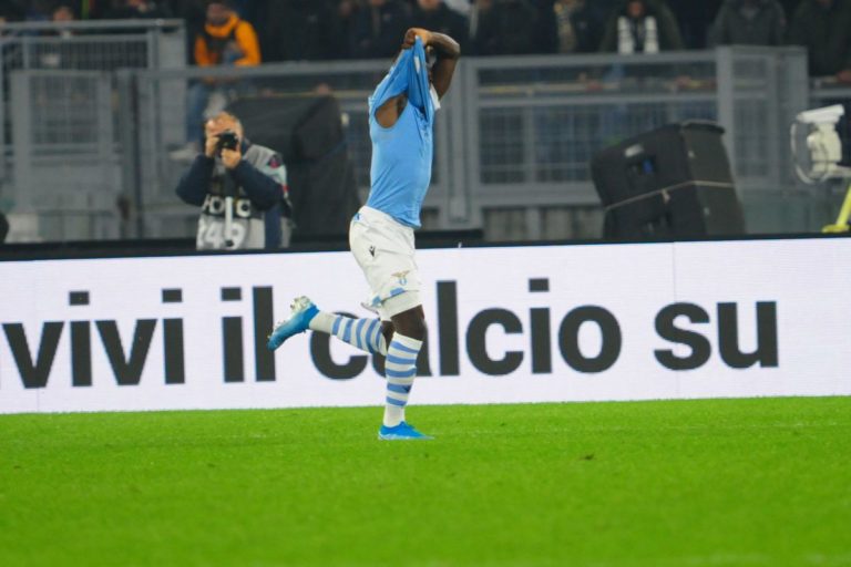 LA LAZIO PASSA IN RIMONTA AL 98′ A CAGLIARI E VOLA A -3 DALLA VETTA
