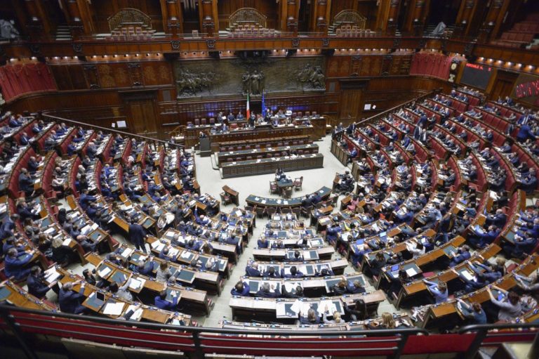 SCENDE LA FIDUCIA DEGLI ITALIANI NELLE ISTITUZIONI