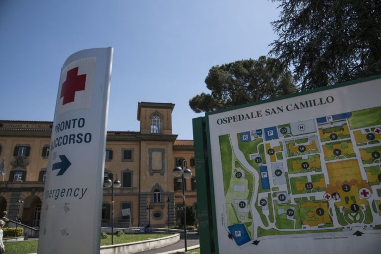 ROMA, AL SAN CAMILLO ASPORTATO UN TUMORE DI 4 KG A UNA DONNA DI 100 ANNI