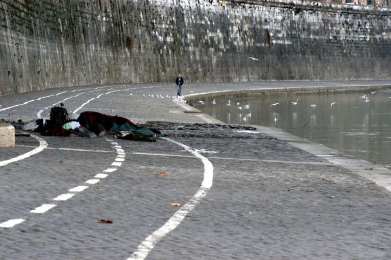 ROMA, CLOCHARD TROVATO MORTO IN UN PARCHEGGIO