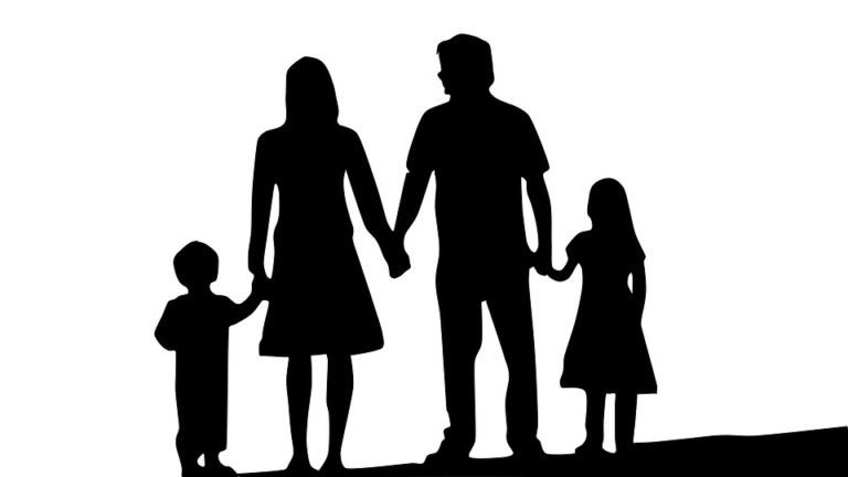 UN GENITORE SU TRE SI LICENZIA PER SEGUIRE I FIGLI