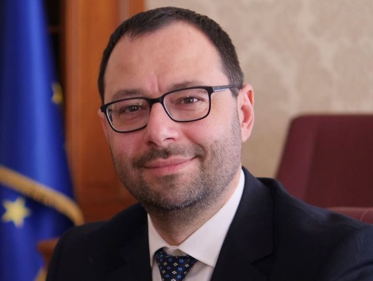 PATUANELLI “SEI MESI PER SALVARE ALITALIA”