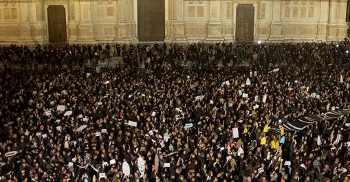 LE SARDINE RIEMPIONO PIAZZA DUOMO