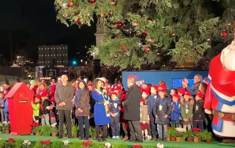 A ROMA ACCESO ALBERO DI NATALE “SPELACCHIO”