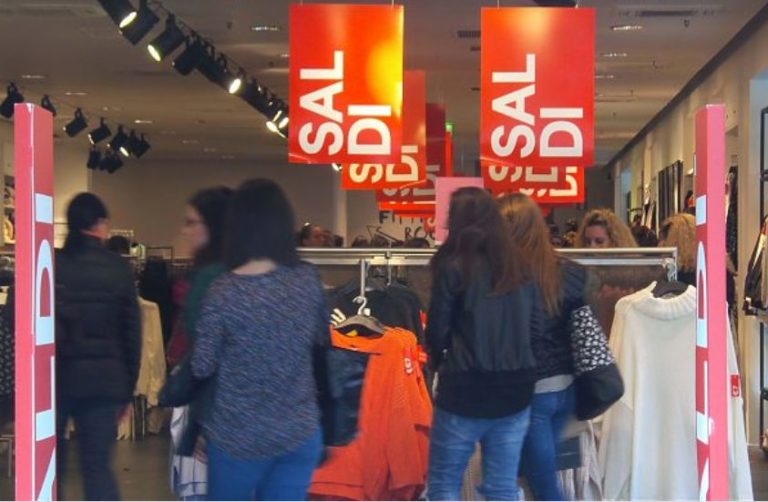 DA DOMANI I SALDI INVERNALI, ACQUISTI PER 4 ITALIANI SU 10