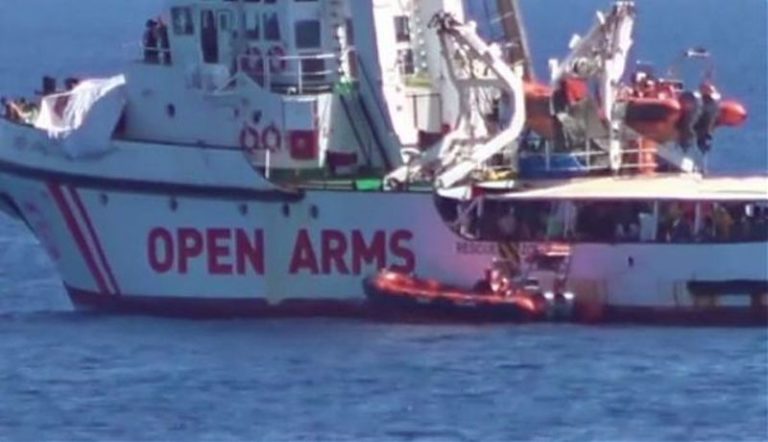 La nave Open Arms soccorre 158 immigrati al largo della Libia