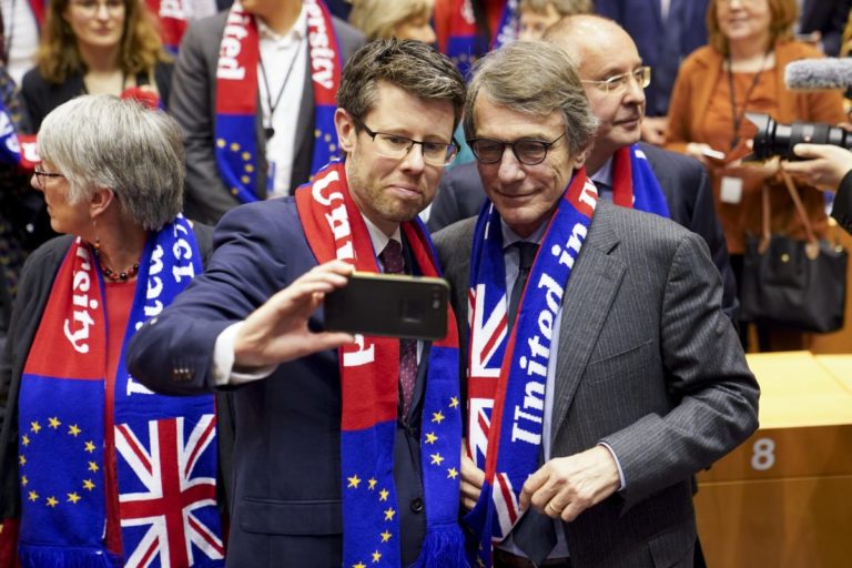 Il Parlamento Europeo dà il via libera all’accordo per la Brexit